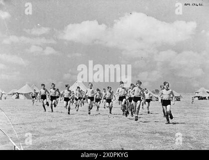 DIE POLNISCHE ARMEE IM NAHEN OSTEN, 1942-1943 - Eine Gruppe glücklicher junger Polen wird hier beim Rennen gesehen. Nach der deutsch-sowjetischen Invasion Polens wurde eine große Anzahl von Polen in verschiedene Lager im sowjetischen Gulag deportiert. Unter ihnen waren viele Jungen jeden Alters. Nach der Unterzeichnung des Sikorski-Mayski-Abkommens im Jahr 1941 wurden viele Überlebende - Männer, Frauen, Kinder - aus der Sowjetunion entlassen und über Persien nach Palästina evakuiert.diese Bilder zeigen polnische Jungen, die kürzlich aus Russland in einem Lager in Palästina angekommen sind, wie sie ihren Alltag durchlaufen. Alle werden in militärischen Angelegenheiten ausgebildet und die Stockfoto