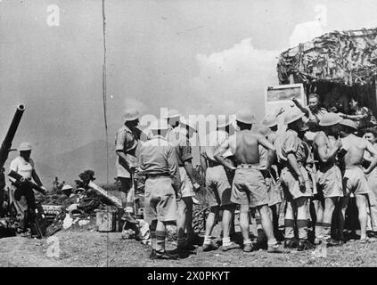 DIE POLNISCHE ARMEE IM ITALIENISCHEN FELDZUG, 1943-1945 – Mädchen des polnischen Frauenhilfsdienstes servieren Ende Juli-August 1944 Erfrischungen von einem Kantinenwagen an Truppen des 2. Polnischen Korps durch einen Artillerieposten in der Nähe von Ancona. Beachten Sie die Schützen, die Munition auf die linke polnische Armee, die polnische Armee im Westen, das polnische Korps, II., die polnische Armee im Westen, den Frauenhilfsdienst laden Stockfoto