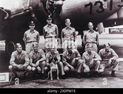 UNITED STATES ARMY AIR FORCES (USAAF) IN GROSSBRITANNIEN, 1942-1945 - Eine Bomberbesatzung der 486th Bomb Group mit einem Hundemaskottchen und ihrer B-17 Flying Fortress.Bild über Charles Sibray.von links nach rechts zurück Reihe: William H Ringler (Pilot), Charles Mercer (Co-Pilot), James Rogers (Navigator), Merle Medley (Bombardier). Vordere Reihe: William Krampe (Ingenieur), Bruce Gipson (Radio Operator), Chales Loomer (Waist Gunner), Gerald Dubs (Ball Turret Gunner), Charles Sibray (Tail Gunner) Stockfoto