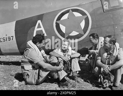 JUGOSLAWISCHES GESCHWADER MIT DER BALKAN-LUFTWAFFE - für die Geschichte siehe CNA.3096 Bild (Ausgabe 1944) zeigt - mit Marschall Titos Symbol auf dem R.A.F.-Roundel auf einem ihrer Spitfire gemalt, im Hintergrund werden diese vier jugoslawischen Piloten in fröhlicher Diskussion gesehen Stockfoto