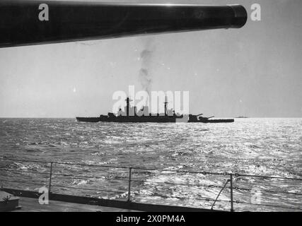 Die HMS Hood ist in einer Entfernung unter der 15-Zoll-Kanone von HMS Renown um 1940 abgebildet. Stockfoto