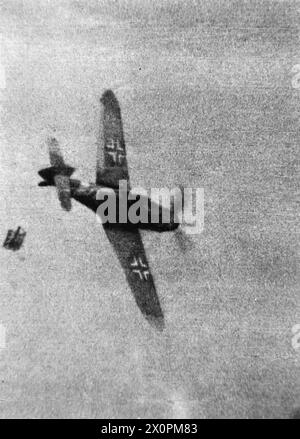 Kameragewehr-Aufnahmen von einem Supermarine Spitfire, geflogen von Warrant Officer B. Bunting, No.93 Squadron RAF, zeigen einen Messerschmitt Bf 109G, der auseinander bricht, nachdem er über Italien beschossen wurde. Der deutsche Pilot ist aus der Flucht geflogen. Fotografisches negativ, Royal Air Force. Stockfoto