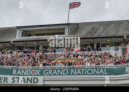 Liverpool, Großbritannien. April 2024. Racegoer beobachten die-minütige William Hill Handicap-Hürde während des Randox Grand National Day 2024 auf der Aintree Racecourse, Liverpool, Vereinigtes Königreich, 13. April 2024 (Foto: Mark Cosgrove/News Images) in Liverpool, Vereinigtes Königreich am 13. April 2024. (Foto: Mark Cosgrove/News Images/SIPA USA) Credit: SIPA USA/Alamy Live News Stockfoto