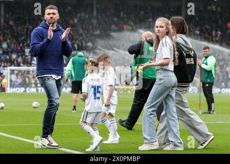 Leeds, Großbritannien. April 2024. Stuart Dallas aus Leeds United macht eine Runde Ehre im Elland Road Stadium, nachdem er seinen Rücktritt aus dem Spiel in dieser Woche während des Sky Bet Championship Matches Leeds United gegen Blackburn Rovers in der Elland Road, Leeds, Großbritannien, 13. April 2024 (Foto: James Heaton/News Images) in Leeds, Vereinigtes Königreich am 13. April 2024. (Foto: James Heaton/News Images/SIPA USA) Credit: SIPA USA/Alamy Live News Stockfoto