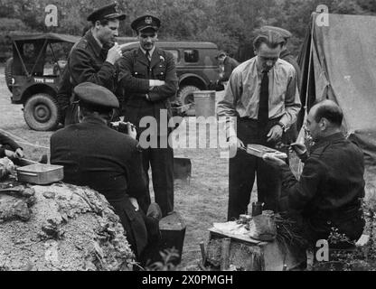 Piloten der polnischen Jagdgeschwader Nr. 302 essen Rationen in einem Feldlager nahe der RAF Ford während der Operationen über der Normandie am 31. Juli 1944. Stockfoto