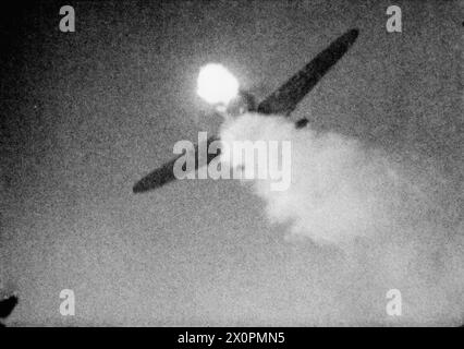 Noch aus dem Kameraflugfilm, der Flugfeldwebel G. Shouldice in einem Supermarine Spitfire Mk IXB zeigt, der einen Messerschmitt Bf 109F über Nordfrankreich angreift. Drei Bf 109 wurden von der No.403 Squadron RCAF zerstört. Weitere Sieger waren Wing Commander H.C. Godefroy und Flying Officer N. Fowlow. Fotografisches negativ, Royal Air Force. Stockfoto