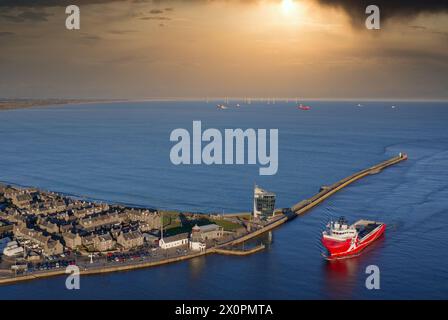 Das Schiff kommt am Hafen von Aberdeen an, nachdem es den Girdle Ness Lighthouse passiert hat Stockfoto