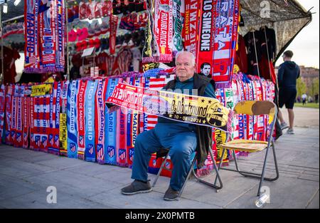 Madrid Spanien. April 2024. Fanschal Verkäufer in Madrid vorm Stadion Atletico Madrid - Borussia Dortmund 10.04.2024 Copyright (nur für journalis Stockfoto