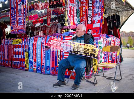 Madrid Spanien. April 2024. Fanschal Verkäufer in Madrid vorm Stadion Atletico Madrid - Borussia Dortmund 10.04.2024 Copyright (nur für journalis Stockfoto