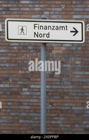 Hinweisschild zum Finanzamt Nord in Köln *** Zeichen für das Finanzamt Nord in Köln Nordrhein-Westfalen Deutschland, Deutschland GMS11503 Stockfoto