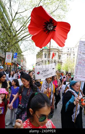 London, Großbritannien. April 2024. Als Zeichen der Solidarität für die palästinensische Sache organisieren die SWP, das PSK und ihre Ableger einen Nationalmarsch für Palästina, in dem sie zu einem dauerhaften Waffenstillstand aufrufen. Der marsch, der am Russell Square beginnt, gipfelt in einer Kundgebung am Parliament Square. (Foto: Joao Daniel Pereira/SIPA USA) Credit: SIPA USA/Alamy Live News Stockfoto