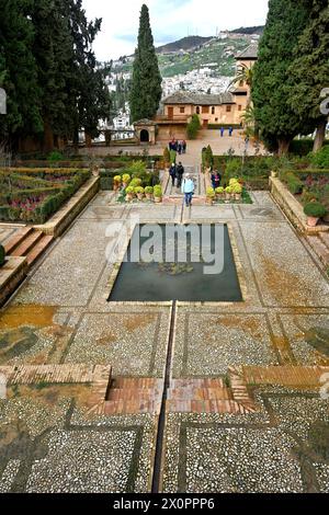 Innenhof von El Partal in der Alhambra mit Besuchern, Spanien Stockfoto