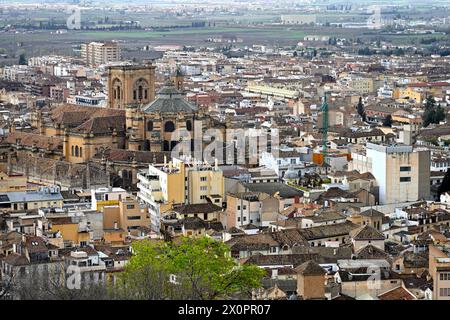 Blick auf Granada über die Stadt mit der Kathedrale und den umliegenden Gebäuden, Spanien Stockfoto