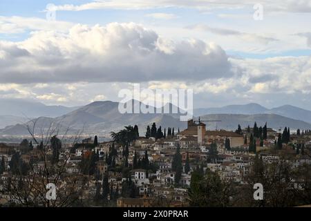 Blick über die Stadt Granada in der Nähe der Silhouette, Spanien, mit Bergen im Hintergrund Stockfoto