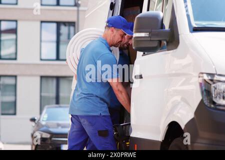 Mann und Techniker außerhalb des Befestigungskabels Stockfoto