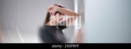 Ausgleichende Frau, die sich schwindelig fühlt durch Menière-Schwindelschmerzen Stockfoto