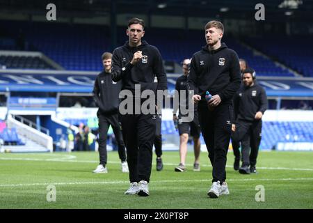 Luis Binks und Josh Eccles in Coventry City vor dem Sky Bet Championship-Spiel in St. Andrew's @ Knighthead Park, Birmingham. Bilddatum: Samstag, 13. April 2024. Stockfoto