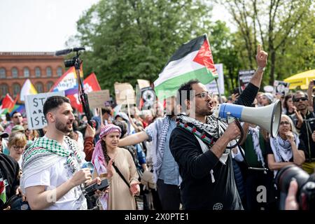 Berlin, Deutschland. April 2024. Nach der Auflösung der "Palästinensischen Konferenz" in Berlin-Mitte nehmen Menschen an einer Demonstration Teil. Die Berliner Polizei brach am Freitag die kontroverse Konferenz auf, die bis Sonntag dauern sollte. Quelle: Fabian Sommer/dpa/Alamy Live News Stockfoto