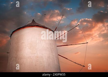 Eine der wenigen erhaltenen Windmühlen auf Santorin, Griechenland, hat ihren ursprünglichen Zweck als Mühlen überlebt. Stockfoto