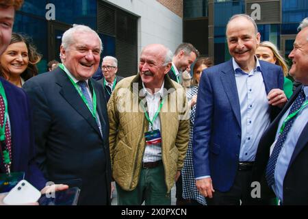 Der ehemalige Taoiseach Bertie Ahern trifft und schüttelt die Hände mit dem derzeitigen Fianna Fail Leader und Tanaiste Micheal Martin, als er am Fianna Fail Ard Fheis im Dublin Royal Convention Centre ankommt. Bilddatum: Samstag, 13. April 2024. Stockfoto