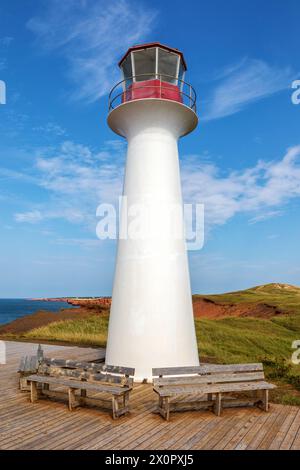 Borgot oder Cape Herisse Leuchtturm von Cap aux Meules, Magdalen Inseln, Kanada. Der Leuchtturm steht auf den zerklüfteten roten Klippen des Etang du Nord. Stockfoto