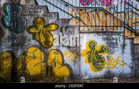 Graffiti an einem Bahnhof der Circumvesuviana-Zuglinie. In der Nähe von Sorrent, Italien Stockfoto