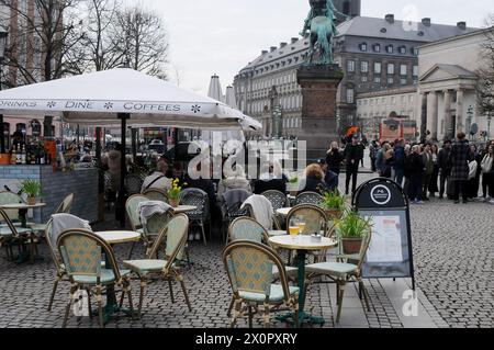 Kopenhagen/Dänemark/13. april 2024/Essen und Getränke im Freien sowie Kaffee und Kuchen auf Hojbro plads and stroget in der dänischen Hauptstadt. (Photo.Francis Joseph Dean/Dean Pictures) Stockfoto