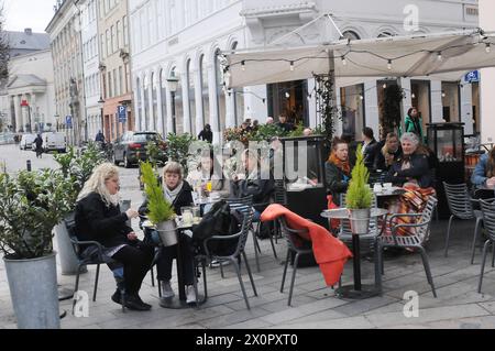 Kopenhagen/Dänemark/13. april 2024/Essen und Getränke im Freien sowie Kaffee und Kuchen auf Hojbro plads and stroget in der dänischen Hauptstadt. (Photo.Francis Joseph Dean/Dean Pictures) Stockfoto