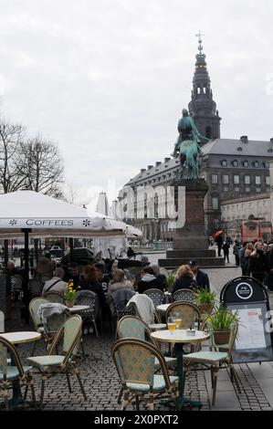 Kopenhagen/Dänemark/13. april 2024/Essen und Getränke im Freien sowie Kaffee und Kuchen auf Hojbro plads and stroget in der dänischen Hauptstadt. (Photo.Francis Joseph Dean/Dean Pictures) Stockfoto