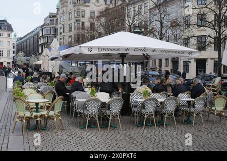 Kopenhagen/Dänemark/13. april 2024/Essen und Getränke im Freien sowie Kaffee und Kuchen auf Hojbro plads and stroget in der dänischen Hauptstadt. (Photo.Francis Joseph Dean/Dean Pictures) Stockfoto