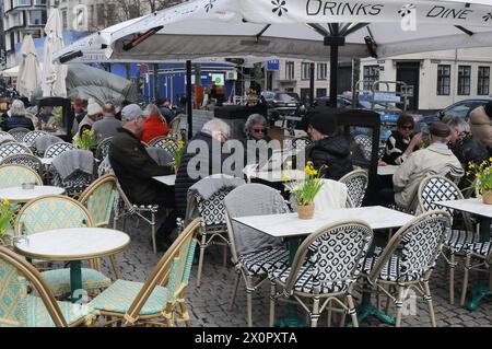 Kopenhagen/Dänemark/13. april 2024/Essen und Getränke im Freien sowie Kaffee und Kuchen auf Hojbro plads and stroget in der dänischen Hauptstadt. (Photo.Francis Joseph Dean/Dean Pictures) Stockfoto