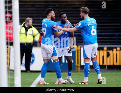 Isaac Olaofe (Mitte) von Stockport County feiert mit seinen Teamkollegen Kyle Wootton (links) und Fraser Horsfall (rechts), nachdem sie das erste Tor ihrer Mannschaft während des Spiels der Sky Bet League Two in Edgeley Park, Stockport, erzielt haben. Bilddatum: Samstag, 13. April 2024. Stockfoto