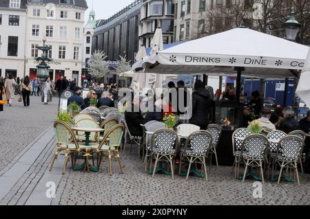 Kopenhagen/Dänemark/13. april 2024/Essen und Getränke im Freien sowie Kaffee und Kuchen auf Hojbro plads and stroget in der dänischen Hauptstadt. Photo.Francis Joseph Dean/Dean Pictures Stockfoto