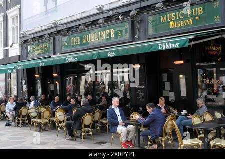 Kopenhagen/Dänemark/13. april 2024/Essen und Getränke im Freien sowie Kaffee und Kuchen auf Hojbro plads and stroget in der dänischen Hauptstadt. Photo.Francis Joseph Dean/Dean Pictures Stockfoto