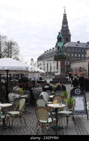 Kopenhagen/Dänemark/13. april 2024/Essen und Getränke im Freien sowie Kaffee und Kuchen auf Hojbro plads and stroget in der dänischen Hauptstadt. Photo.Francis Joseph Dean/Dean Pictures Stockfoto