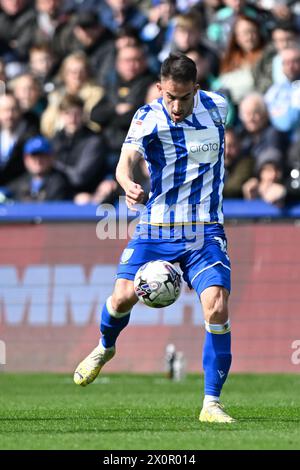 Pol Valentín von Sheffield Wednesday kontrolliert den Ball während des Sky Bet Championship Matches Sheffield Wednesday vs Stoke City in Hillsborough, Sheffield, Vereinigtes Königreich, 13. April 2024 (Foto: Craig Cresswell/News Images) Stockfoto