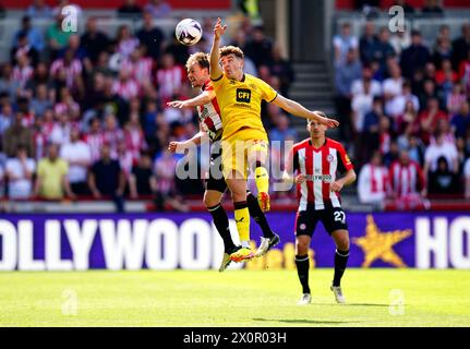 Brentfords Mikkel Damsgaard (links) und Ollie Arblaster von Sheffield United kämpfen um den Ball während des Premier League-Spiels im Gtech Community Stadium in London. Bilddatum: Samstag, 13. April 2024. Stockfoto