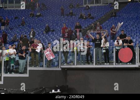 Rom, Italien. April 2024. Stadio Olimpico, Roma, Italien - Salernitanas Anhänger während des Fußballspiels der Serie A, Lazio vs Salernitana, 12. April 2024 (Foto: Roberto Ramaccia/SIPA USA) Credit: SIPA USA/Alamy Live News Stockfoto