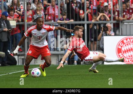 München, Deutschland. April 2024. MÜNCHEN, DEUTSCHLAND - 13. APRIL: Mathys Tel von Bayern München und Jan Thielmann von 1. FC Köln während des Bundesliga-Spiels zwischen dem FC Bayern München und 1. FC Köln in der Allianz Arena am 13. April 2024 in München.240413 SEPA 24 011 - 20240413 PD3669 Credit: APA-PictureDesk/Alamy Live News Stockfoto