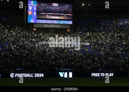 Rom, Italien. April 2024. Stadio Olimpico, Roma, Italien - Lazios Anhänger während des Fußballspiels der Serie A, Lazio vs Salernitana, 12. April 2024 (Foto: Roberto Ramaccia/SIPA USA) Credit: SIPA USA/Alamy Live News Stockfoto