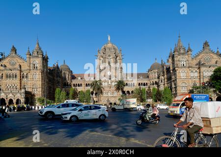Chhatrapati Shivaji Maharaj Terminus (CSMT) aus der Kolonialzeit, Mumbais geschäftigster und berühmtester Bahnhof und UNESCO-Weltkulturerbe-Gebäude; Mumbai, Indien Stockfoto