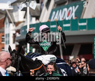 Der starke Leader, der von Sean Bowen gefahren und von Olly Murphy trainiert wurde, gewinnt den Sieg beim 15:05-Hürdenlauf der My JRL Group Liverpool während des Randox Grand National Day 2024 auf der Aintree Racecourse, Liverpool, Großbritannien, 13. April 2024 (Foto: Mark Cosgrove/News Images) Stockfoto