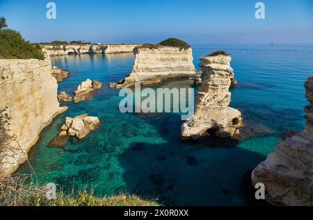 Wunderschöne Meereslandschaft in Apulien. Italien. Torre di Sant Andrea - berühmter Strand mit Felsformationen in der Nähe der Stadt Otranto Stockfoto