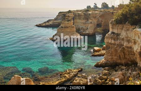 Wunderschöne Meereslandschaft in Apulien. Italien. Torre di Sant Andrea - berühmter Strand mit Felsformationen in der Nähe der Stadt Otranto Stockfoto