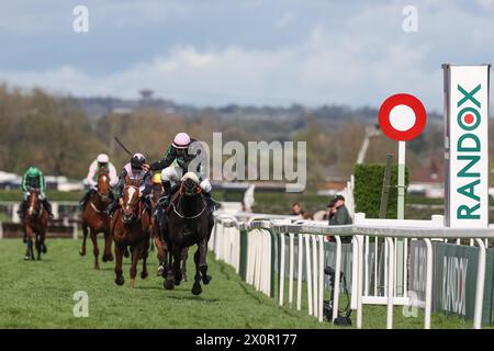 Liverpool, Großbritannien. April 2024. Strong Leader, der von Sean Bowen gefahren und von Olly Murphy trainiert wurde, gewinnt die Siege der 15:05-My JRL Group Liverpool Hürde während des Randox Grand National Day 2024 auf der Aintree Racecourse, Liverpool, Großbritannien, 13. April 2024 (Foto: Mark Cosgrove/News Images) in Liverpool, Großbritannien am 13. April 2024. (Foto: Mark Cosgrove/News Images/SIPA USA) Credit: SIPA USA/Alamy Live News Stockfoto