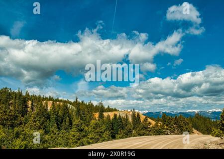 Mit seinen sanften Hügeln unterstreicht das Bild die Schönheit der Natur, des Herzens und der Berge von Colorado unter einem Himmel, der endlose Abenteuer verspricht Stockfoto