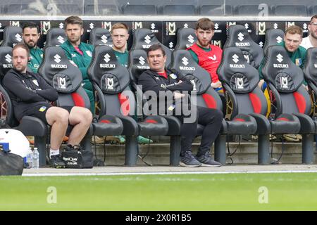 Nigel Clough, Manager von Mansfield Town, während der ersten Hälfte des Spiels der Sky Bet League 2 zwischen MK Dons und Mansfield Town im Stadion MK, Milton Keynes am Samstag, den 13. April 2024. (Foto: John Cripps | MI News) Credit: MI News & Sport /Alamy Live News Stockfoto