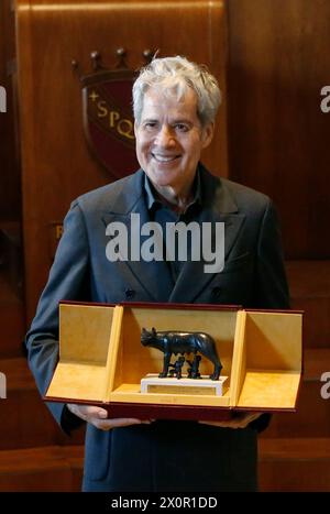 Rom, Italien. April 2024. Rom empfängt der Sänger Claudio Baglioni den Kapitolinischen Wolf vom Bürgermeister Roberto Gualtieri. Foto: Claudio Baglioni Credit: Unabhängige Fotoagentur/Alamy Live News Stockfoto