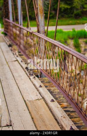 Eine rustikale Brücke aus nächster Nähe lädt zu einem Blick auf Colorados Herz und seine Verbindung zu Natur und Bergen ein Stockfoto