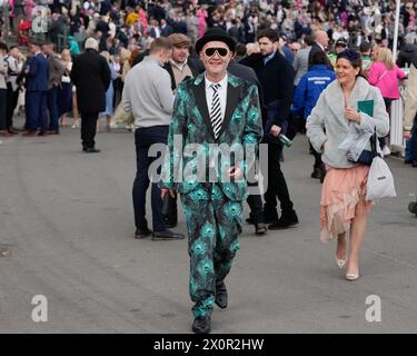 13. April 2024; Aintree Racecourse, Aintree, Merseyside, England: 2024 Grand National Festival Day 3; Ein bunt gekleideter Teilnehmer am 3. Tag des Festivals Stockfoto